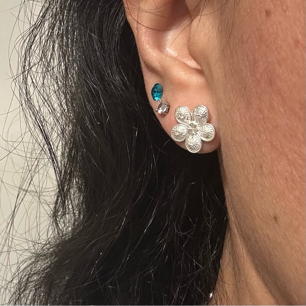 Sterling Silver  Flower shaped stud earrings - Picture 4 of 9